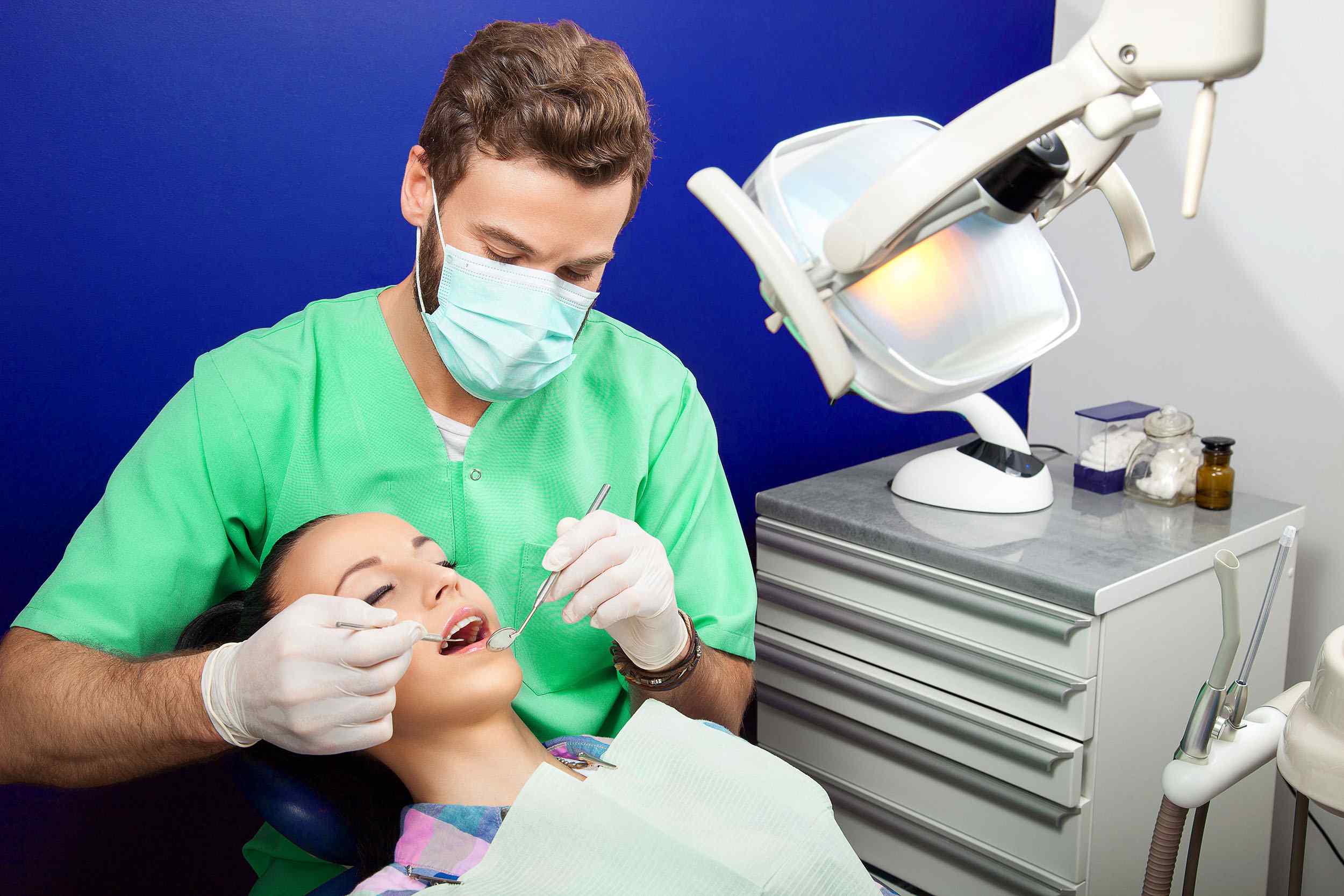 https://dentalistmed.com/wp-content/uploads/2020/02/img-doctor.jpg